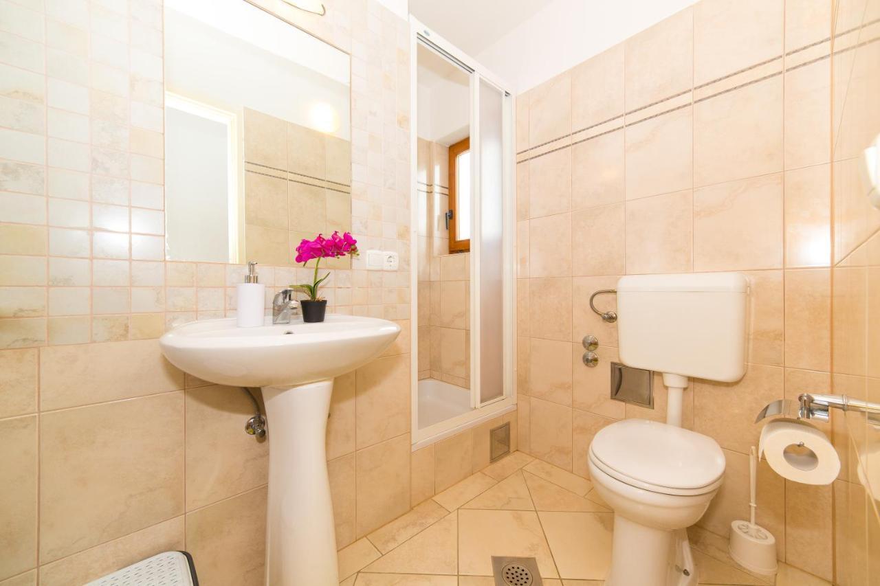 Holiday House Nena With Pool Vinišće المظهر الخارجي الصورة